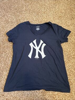 5th & Ocean || V Neck Women’s Yankee Logo Tee Size L